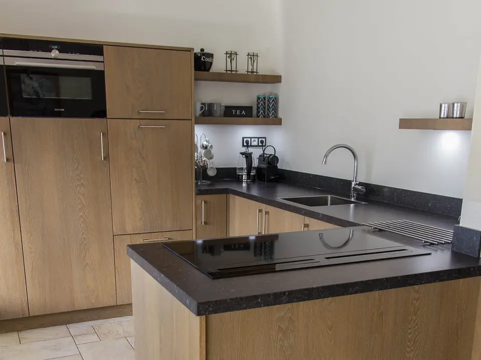 Apparatuur in hoge kastenwand & kookplaat met innovatieve afzuiging